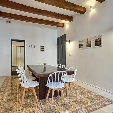 Classic 3br 10 Min From *