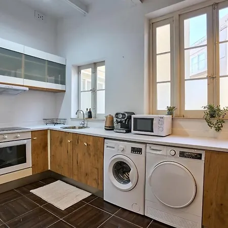 Classic 3br 10 Min From Apartment *