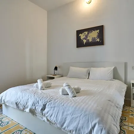 Classic 3br 10 Min From Apartment Gzira
