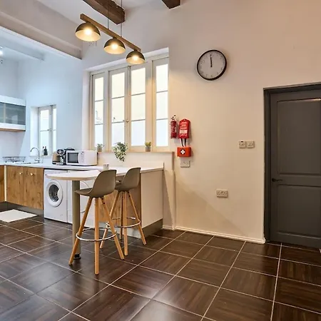 Classic 3br 10 Min From Apartment *
