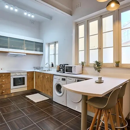 Classic 3br 10 Min From *