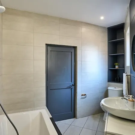 Classic 3br 10 Min From *