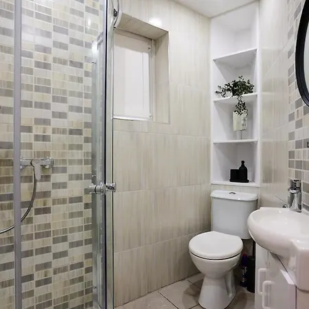 Classic 3br 10 Min From *